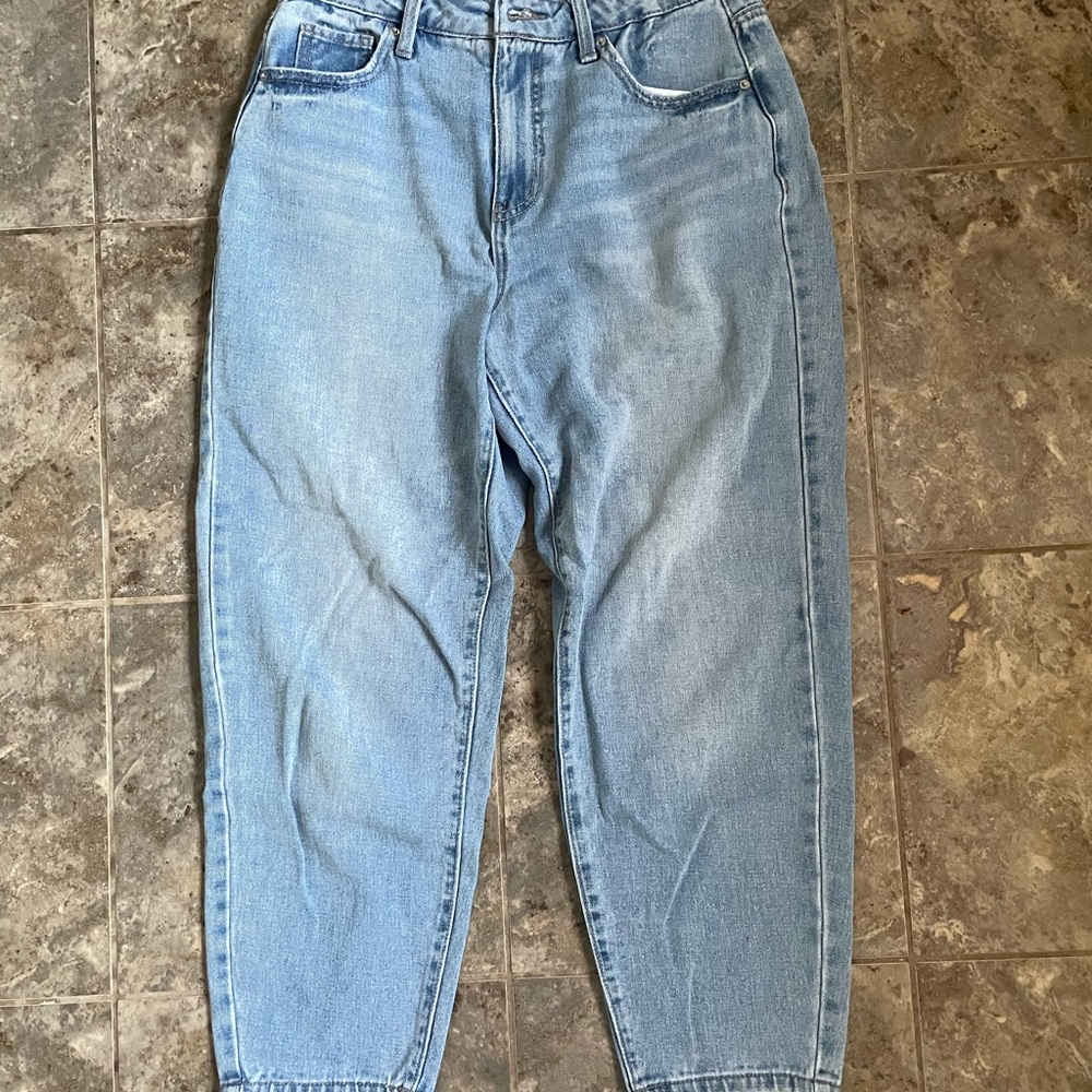 Time and Tru Light Wash Cropped Jeans